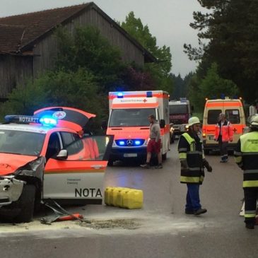 Verkehrsunfall mit Notarztwagen in Kastenseeon